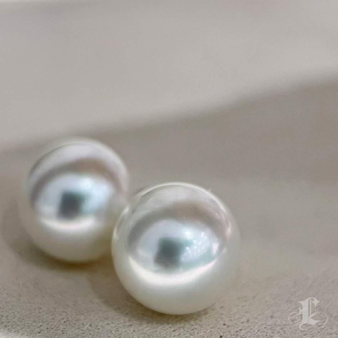 【Lustre Arc】One-of-a-Kind 12.3mm South Sea Pearl Button-Round Stud Earrings For Sale 2