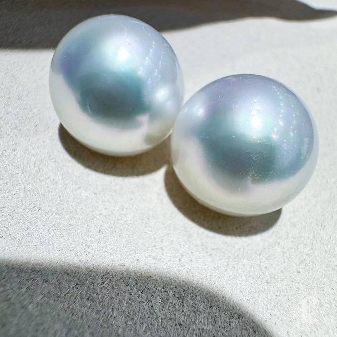 【Crown Radiance】One-of-a-Kind 13.4mm South Sea Pearl Button-Round Stud Earrings In New Condition For Sale In New York, NY