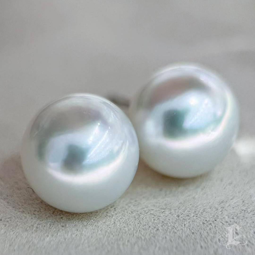 Women's 【Crown Radiance】One-of-a-Kind 13.4mm South Sea Pearl Button-Round Stud Earrings For Sale