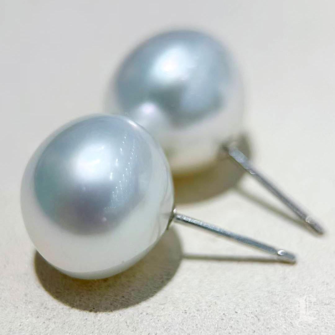 【Crown Radiance】One-of-a-Kind 14.2mm South Sea Pearl Button-Round Stud Earrings In New Condition For Sale In New York, NY