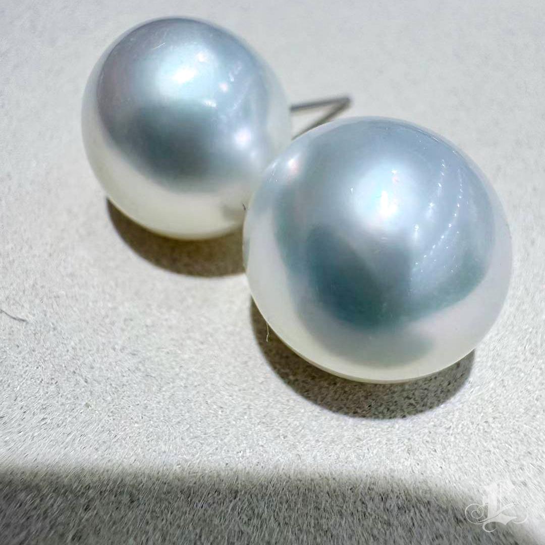 Women's 【Crown Radiance】One-of-a-Kind 14.2mm South Sea Pearl Button-Round Stud Earrings For Sale