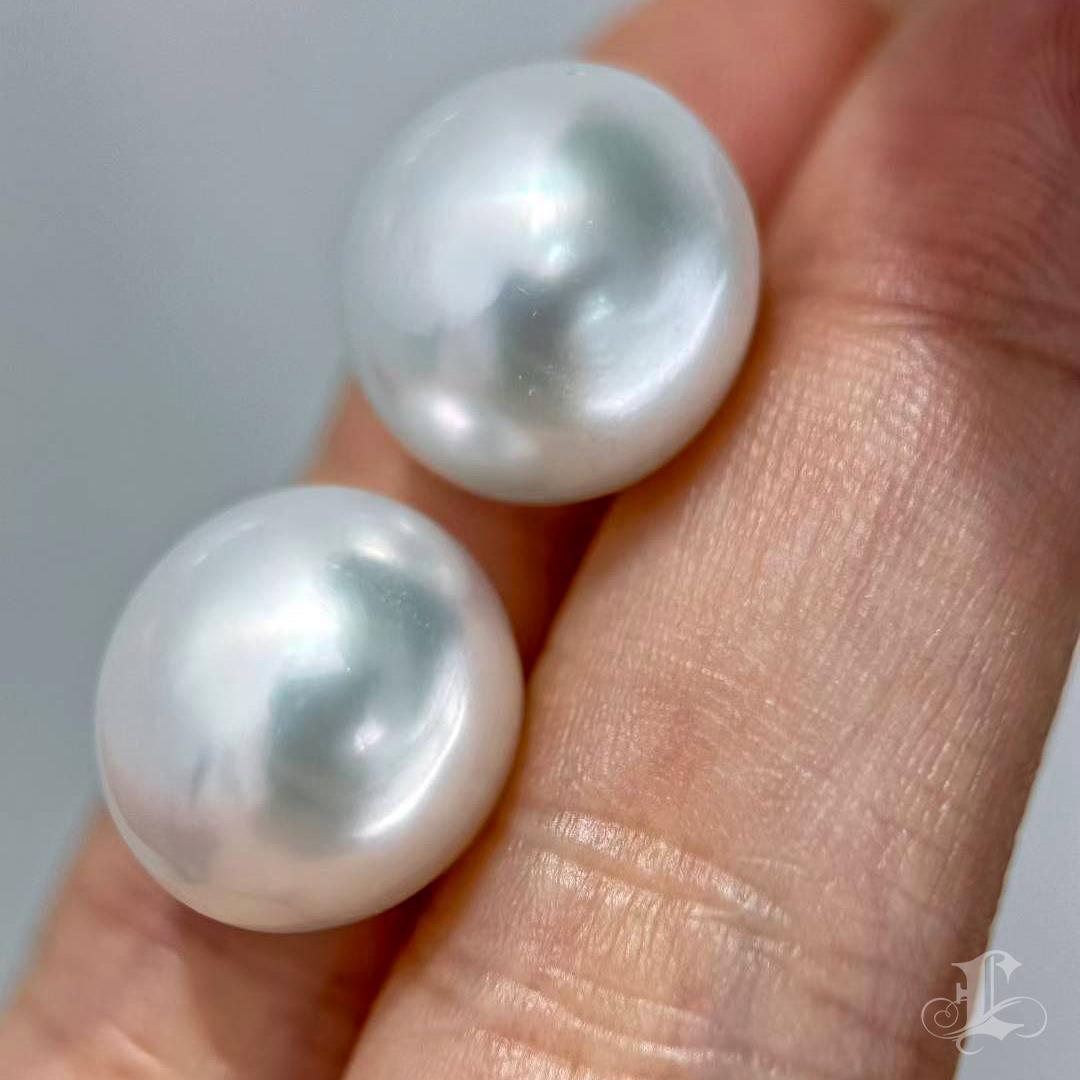 【Crown Radiance】One-of-a-Kind 14.2mm South Sea Pearl Button-Round Stud Earrings For Sale 1