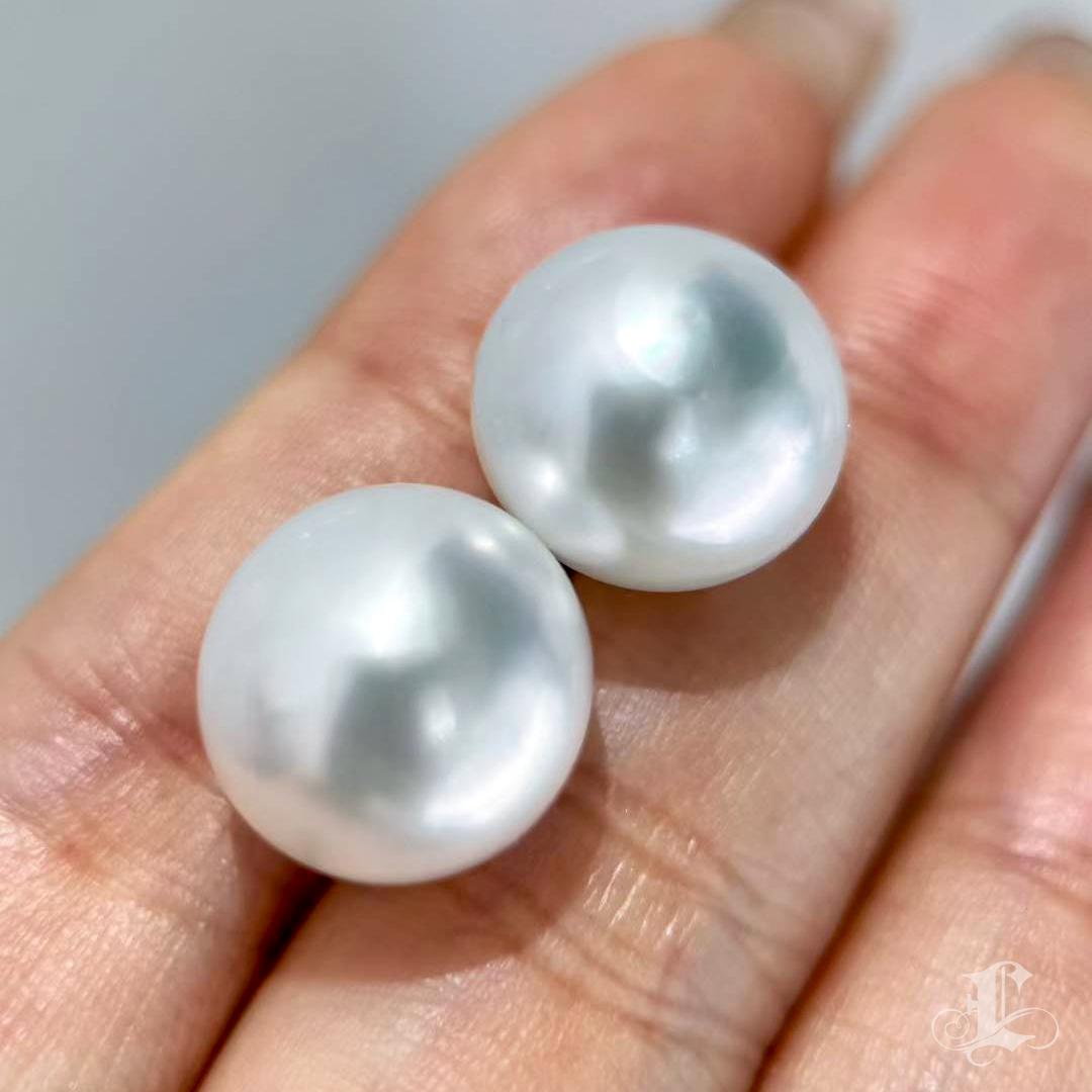 【Crown Radiance】One-of-a-Kind 14.2mm South Sea Pearl Button-Round Stud Earrings For Sale 2