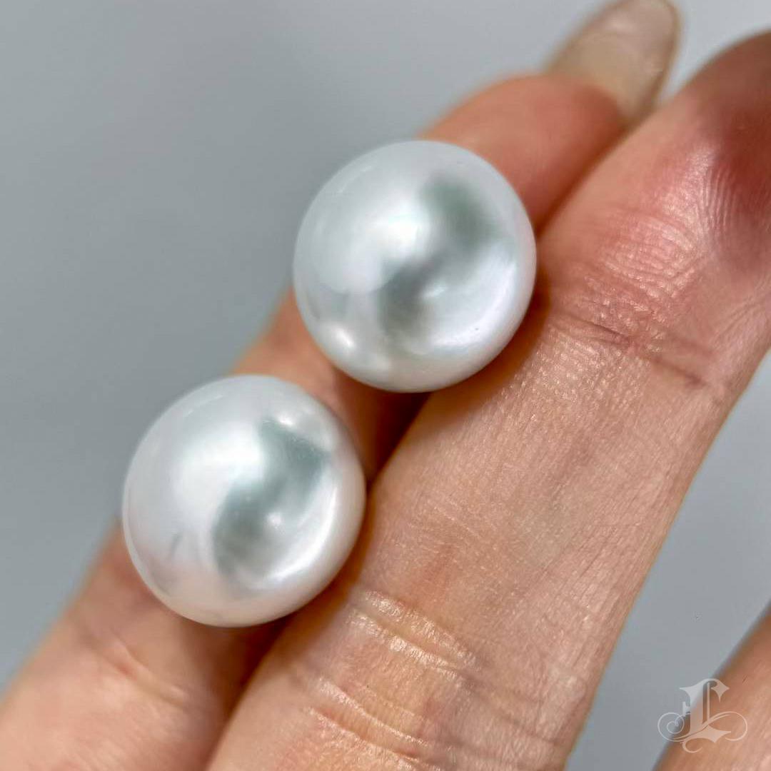 【Crown Radiance】One-of-a-Kind 14.2mm South Sea Pearl Button-Round Stud Earrings For Sale 3