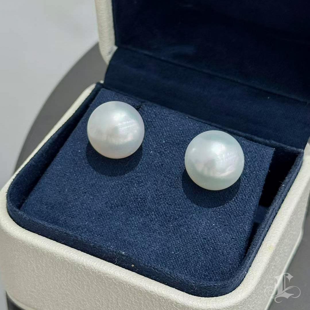 【Crown Radiance】One-of-a-Kind 14.2mm South Sea Pearl Button-Round Stud Earrings For Sale 4