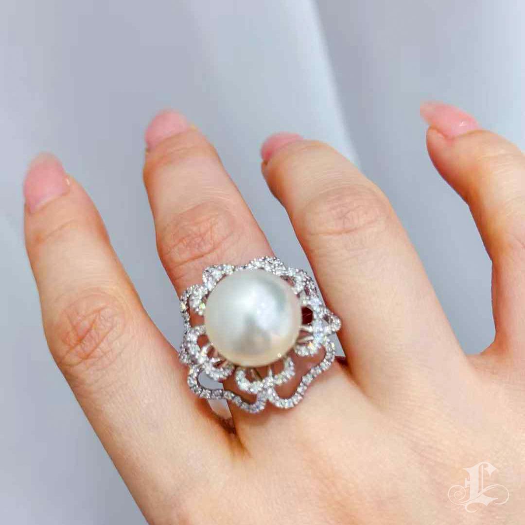 【Crown Radiance】One-of-a-Kind 15mm South Sea Pearl & Diamond Cocktail Ring Sin cortar en venta