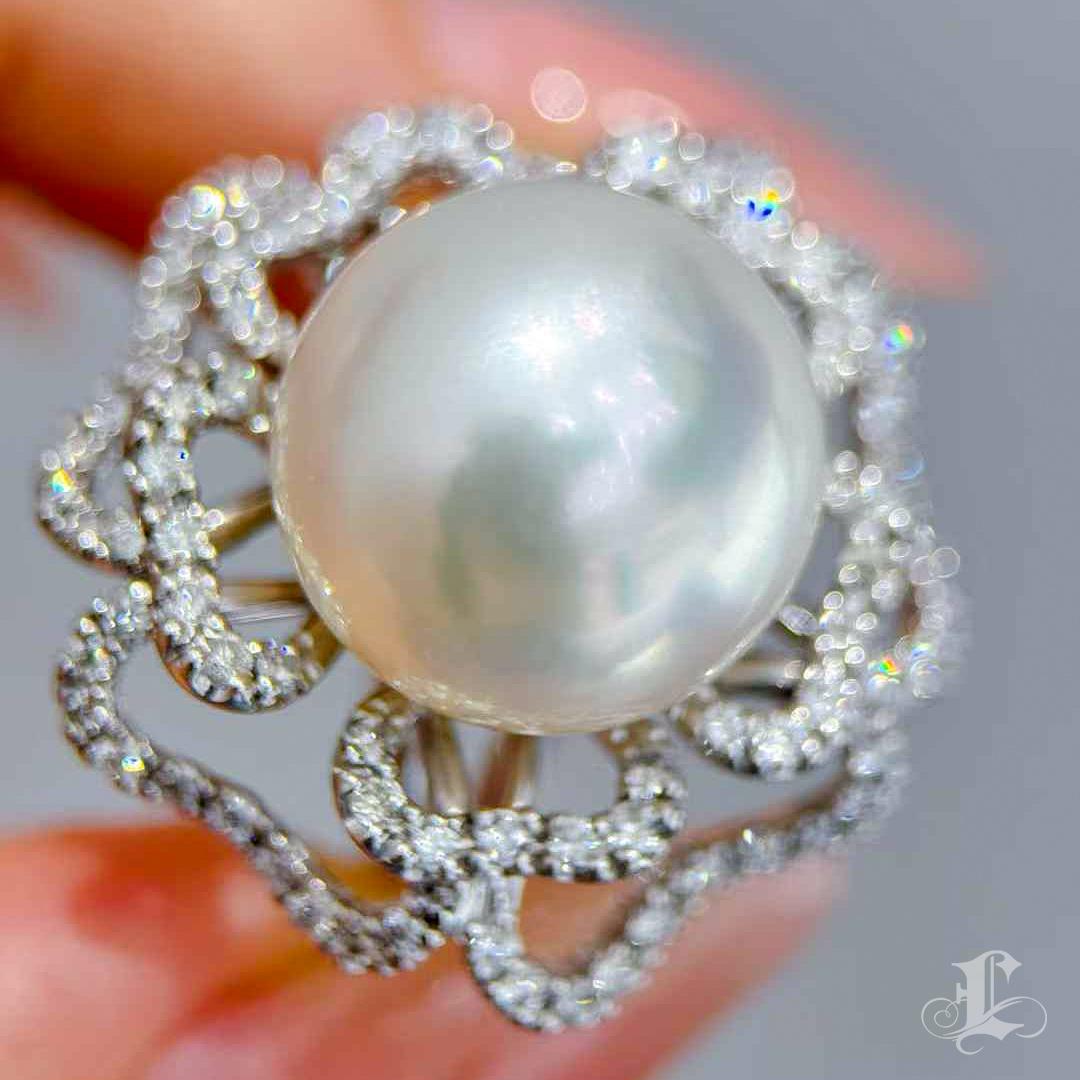 【Crown Radiance】One-of-a-Kind 15mm South Sea Pearl & Diamond Cocktail Ring en Nuevo estado para la venta en New York, NY