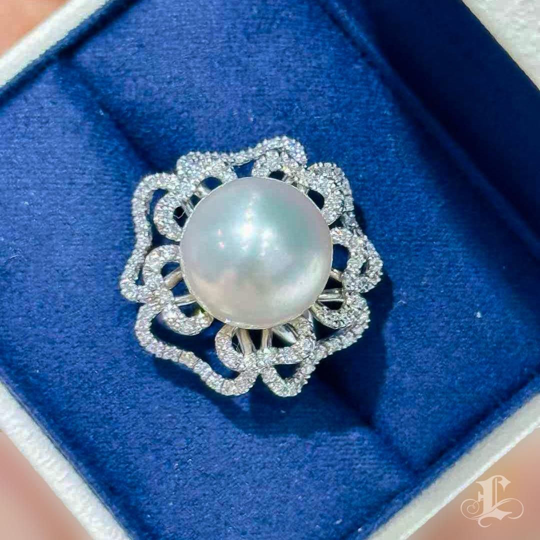 De las mujeres 【Crown Radiance】One-of-a-Kind 15mm South Sea Pearl & Diamond Cocktail Ring en venta