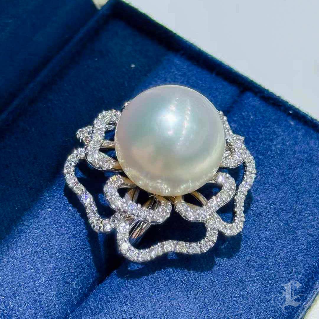 【Crown Radiance】One-of-a-Kind 15mm South Sea Pearl & Diamond Cocktail Ring en venta 1