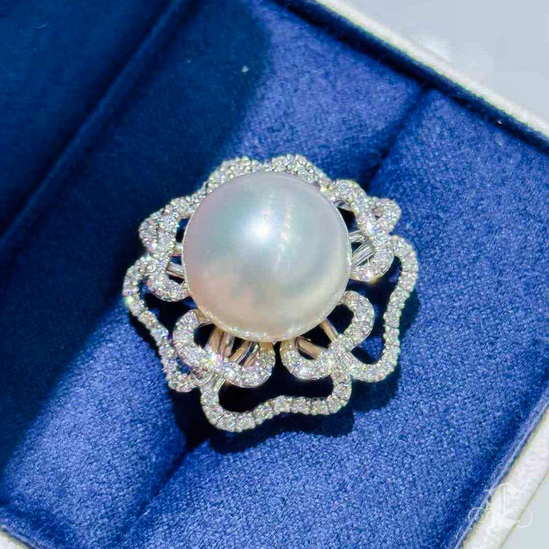 【Crown Radiance】One-of-a-Kind 15mm South Sea Pearl & Diamond Cocktail Ring en venta 2