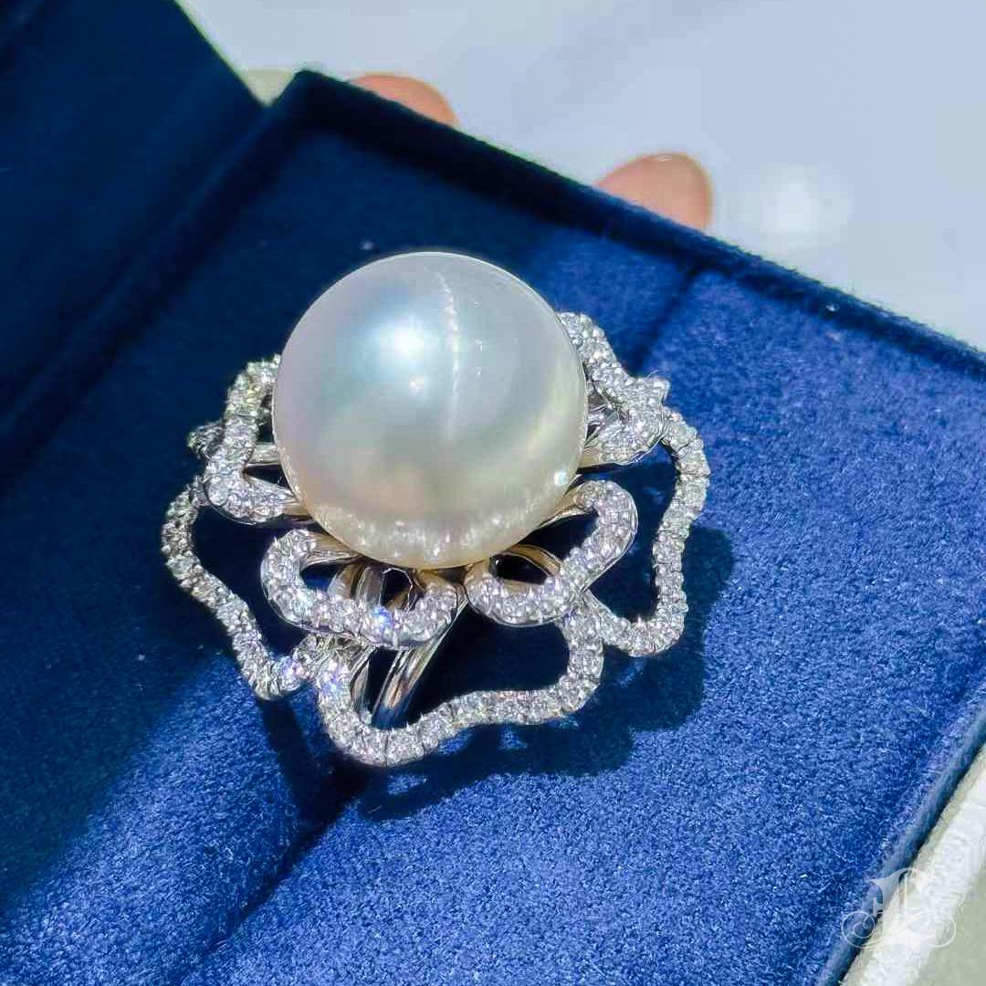【Crown Radiance】One-of-a-Kind 15mm South Sea Pearl & Diamond Cocktail Ring en venta 3