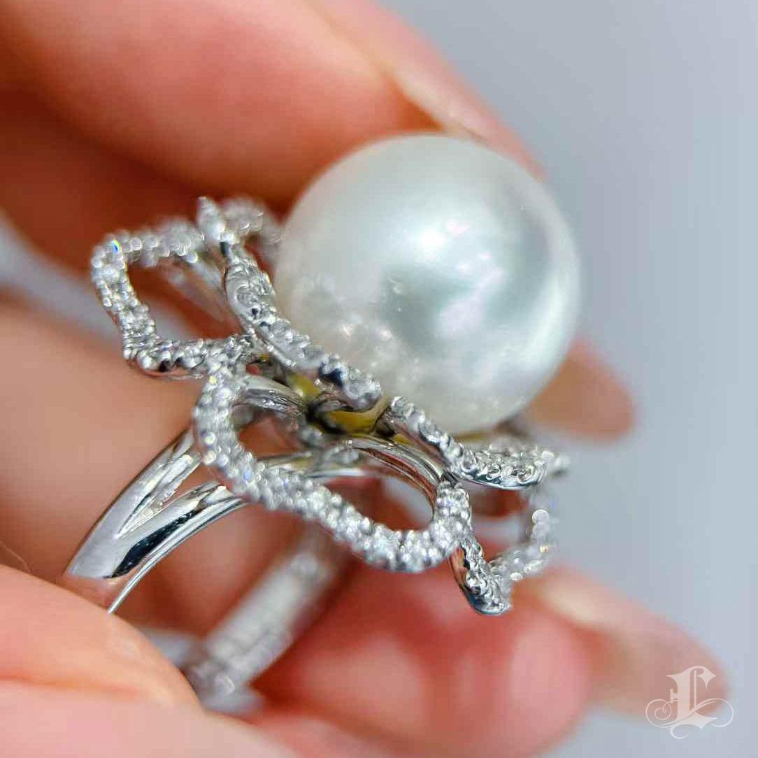 【Crown Radiance】One-of-a-Kind 15mm South Sea Pearl & Diamond Cocktail Ring en venta 4