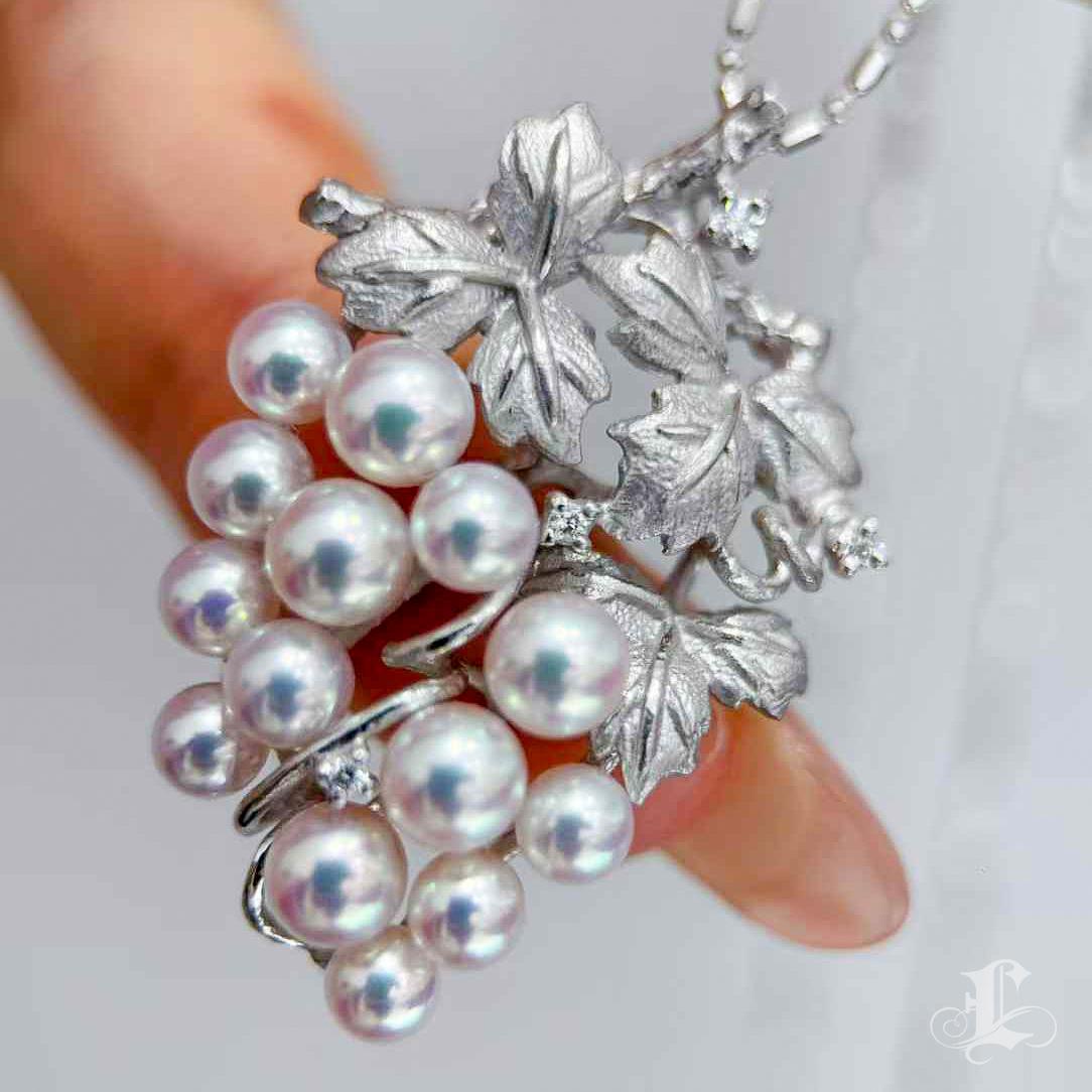 【Crown Radiance】One-of-a-Kind Baby Akoya Pearl Grape Cluster Pendant Necklace en Nuevo estado para la venta en New York, NY