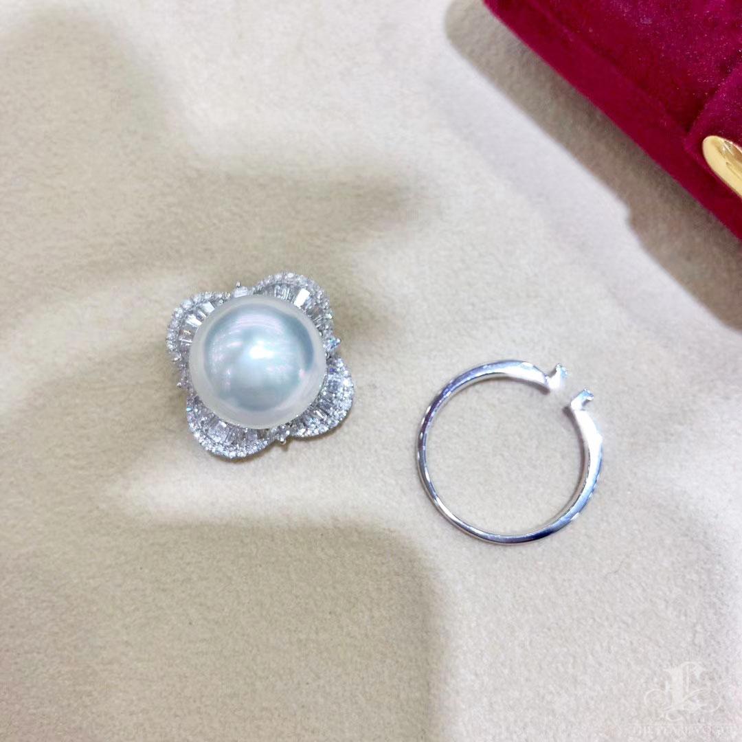 【Crown Radiance】Petal-Edge Diamond South Sea Pearl Convertible Ring Pendant In New Condition For Sale In New York, NY