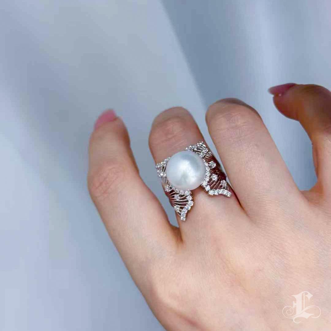 Crown Radiance】Phoenix Feder Südsee Perle & Diamant Ohrringe & Ring Set im Zustand „Neu“ im Angebot in New York, NY