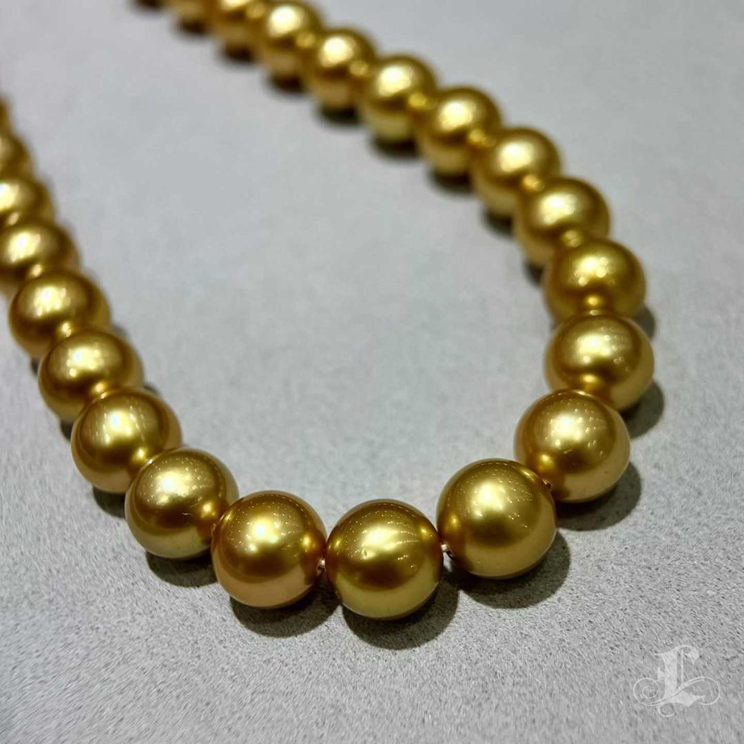 Corona Radiosa】 Collana di perle dorate dei mari del sud certificate Imperial Glow In condizioni Nuovo in vendita a New York, NY