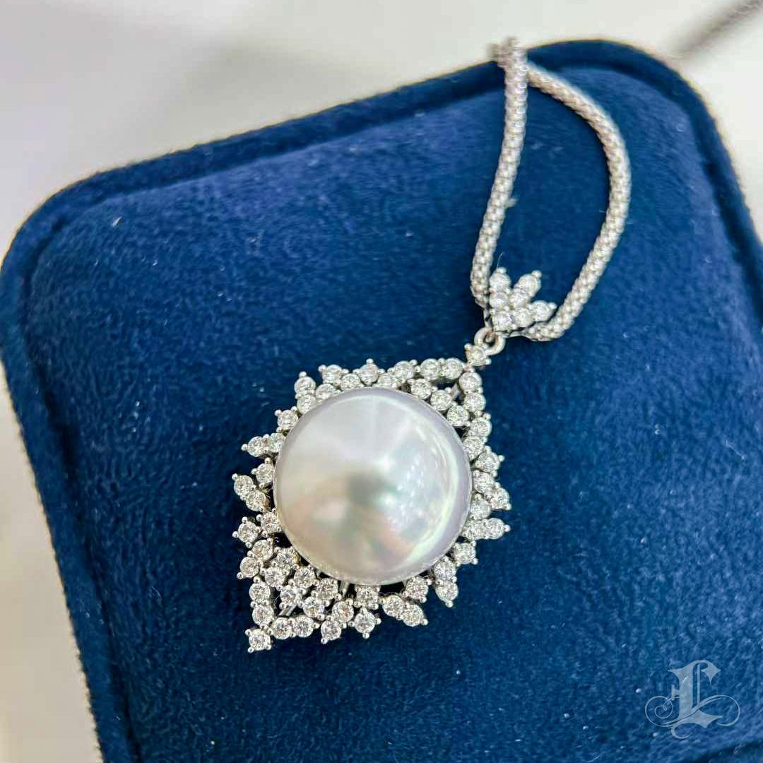 【Corona Resplandor】PSL Fénix 14.9mm Collar de Perlas del Mar del Sur y Colgante de Diamantes en Nuevo estado para la venta en New York, NY