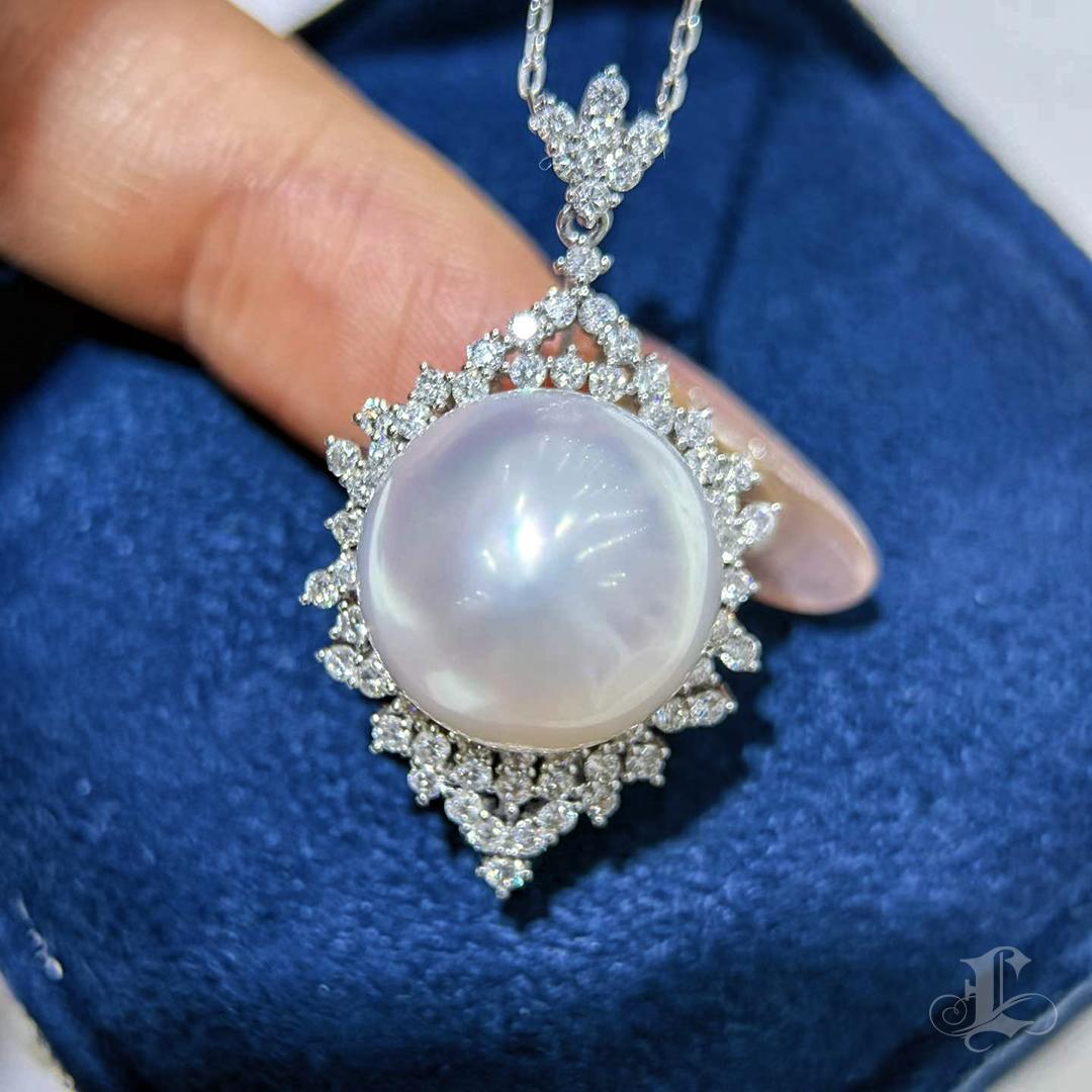 Ciondolo a raggiera con diamanti e perle dei mari del sud da 15 mm certificato Phoenix. In condizioni Nuovo in vendita a New York, NY