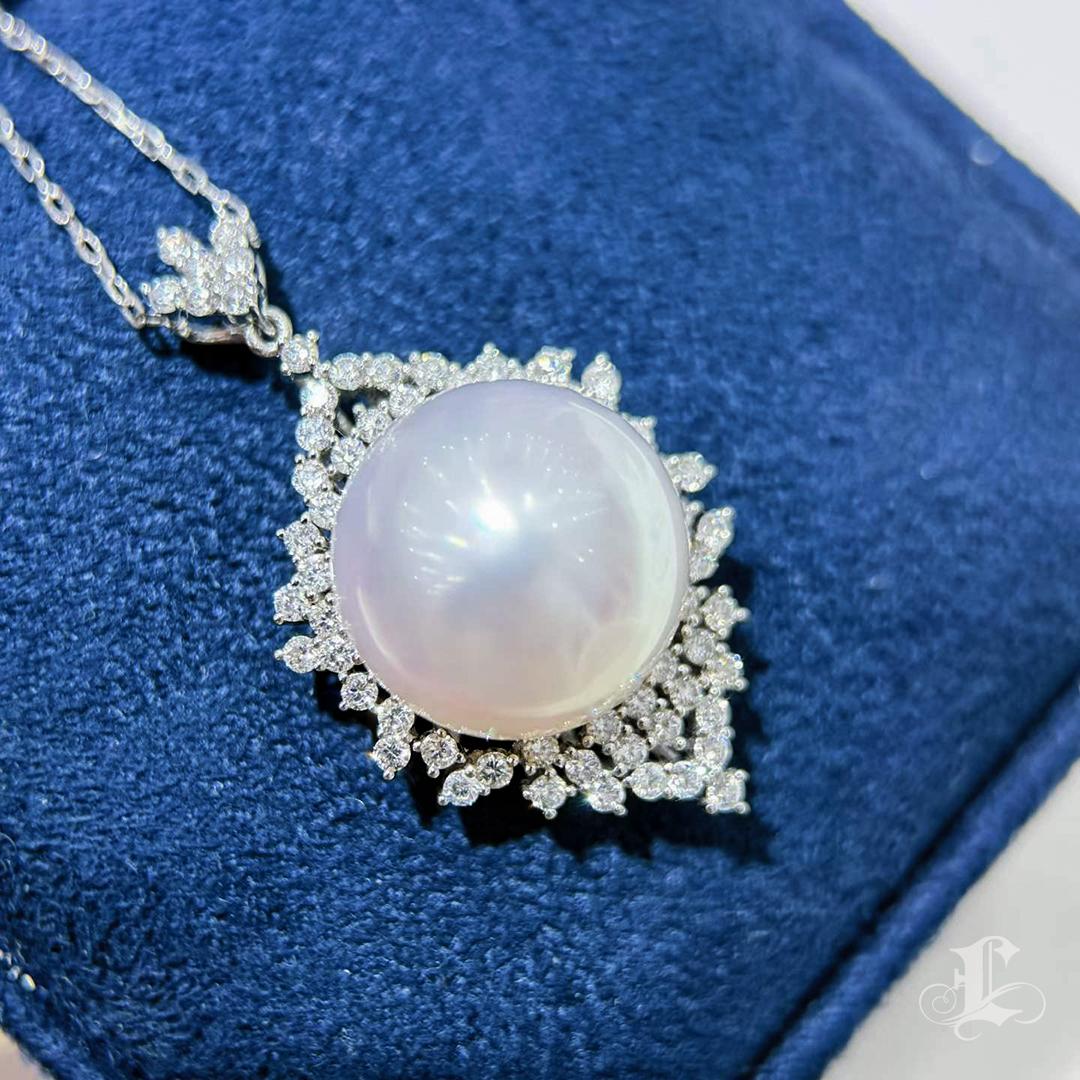 Donna Ciondolo a raggiera con diamanti e perle dei mari del sud da 15 mm certificato Phoenix. in vendita