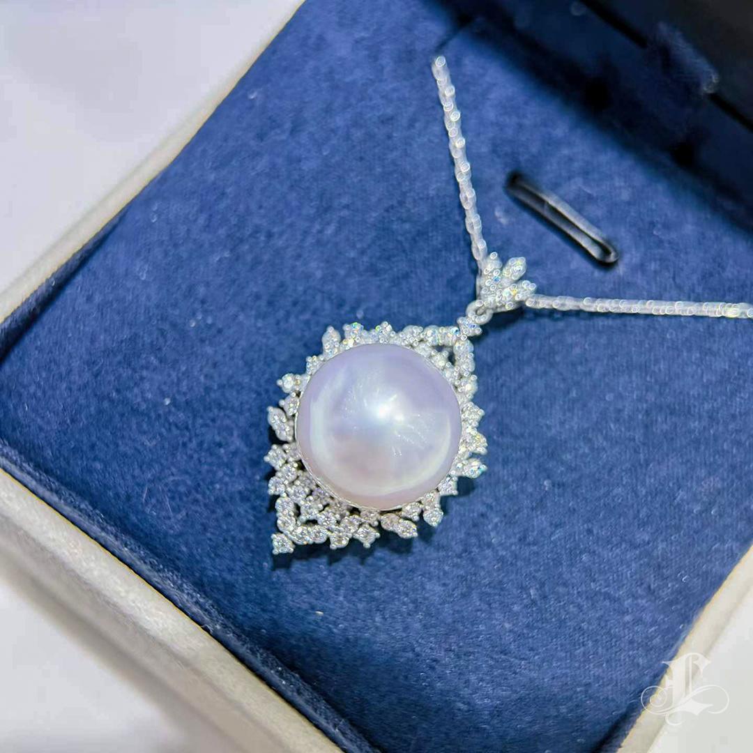 Ciondolo a raggiera con diamanti e perle dei mari del sud da 15 mm certificato Phoenix. in vendita 1