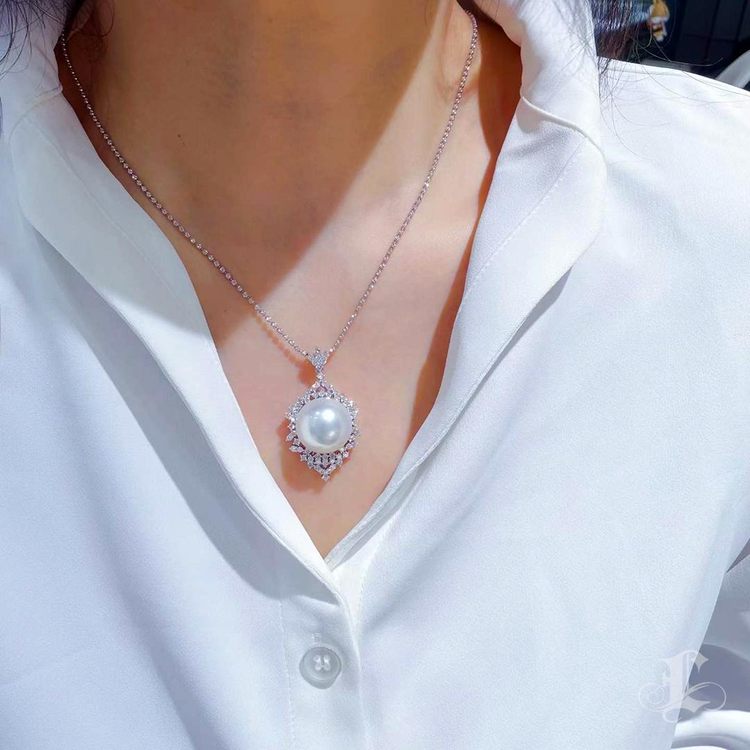 Grezzo Ciondolo con perle e diamanti dei mari del sud da 16,1 mm con certificazione Phoenix. in vendita