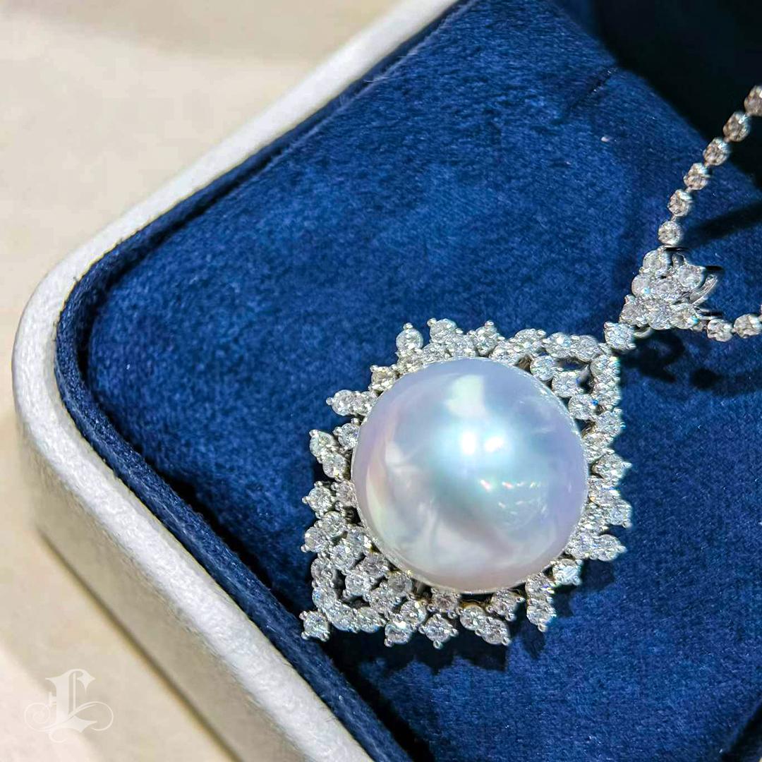 Donna Ciondolo con perle e diamanti dei mari del sud da 16,1 mm con certificazione Phoenix. in vendita
