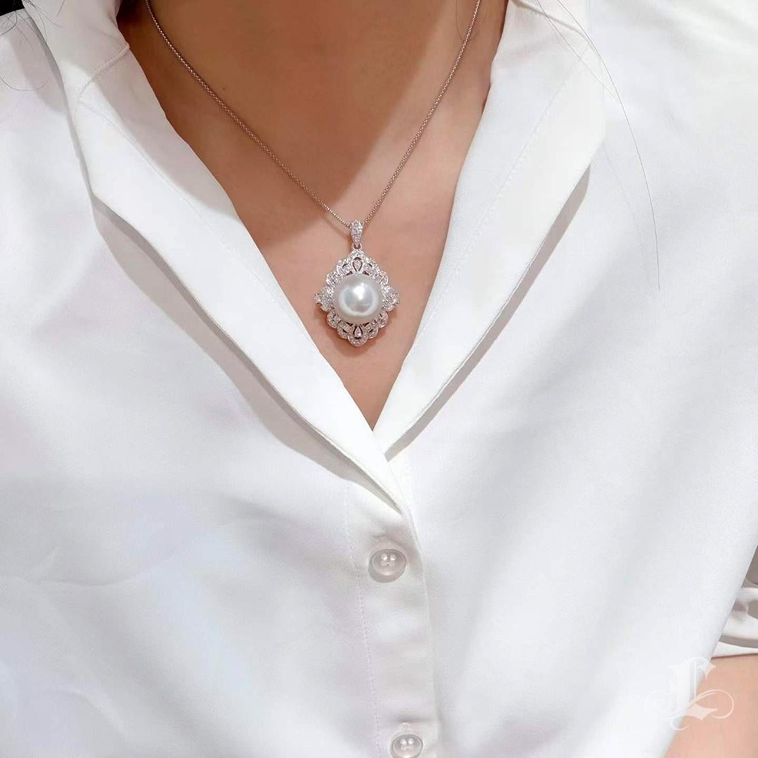 Grezzo Ciondolo di diamanti con perle dei mari del sud da 16 mm con certificazione Phoenix in vendita