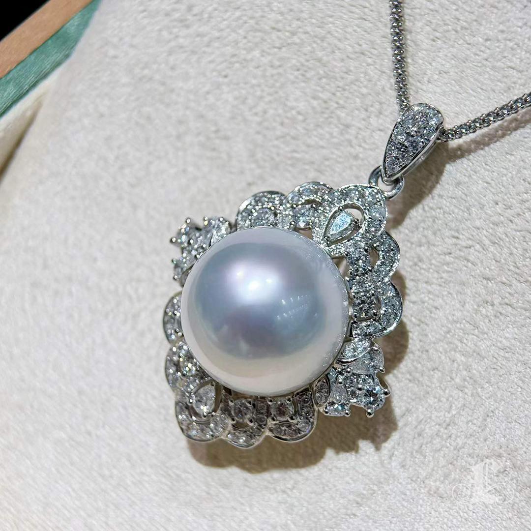 Donna Ciondolo di diamanti con perle dei mari del sud da 16 mm con certificazione Phoenix in vendita