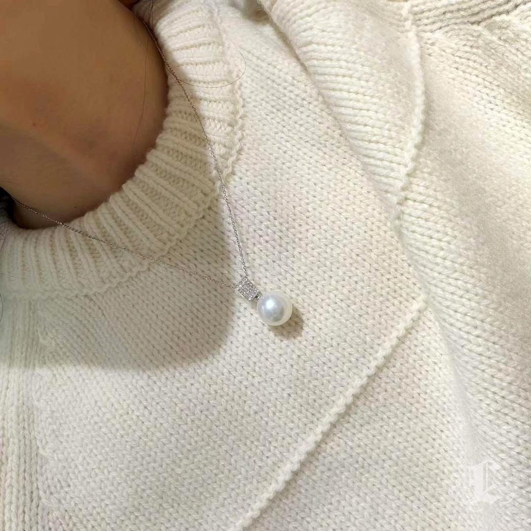 Grezzo Collana con ciondolo di perle e diamanti Phoenix certificati in vendita