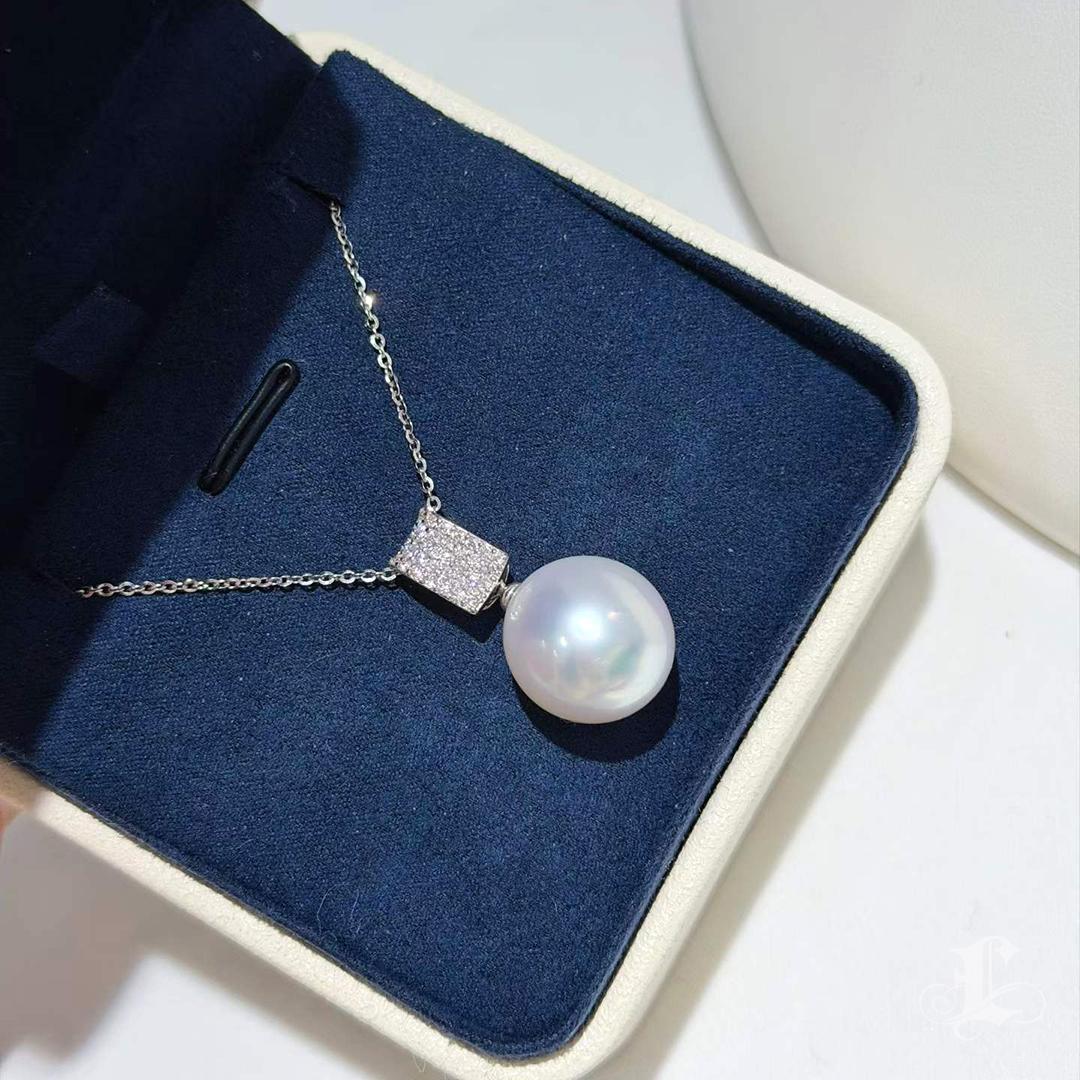 Collana con ciondolo di perle e diamanti Phoenix certificati In condizioni Nuovo in vendita a New York, NY