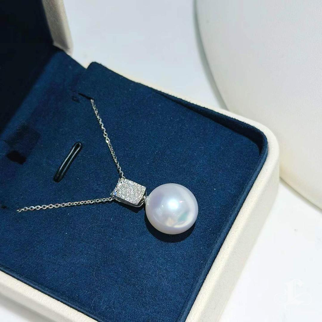 Donna Collana con ciondolo di perle e diamanti Phoenix certificati in vendita