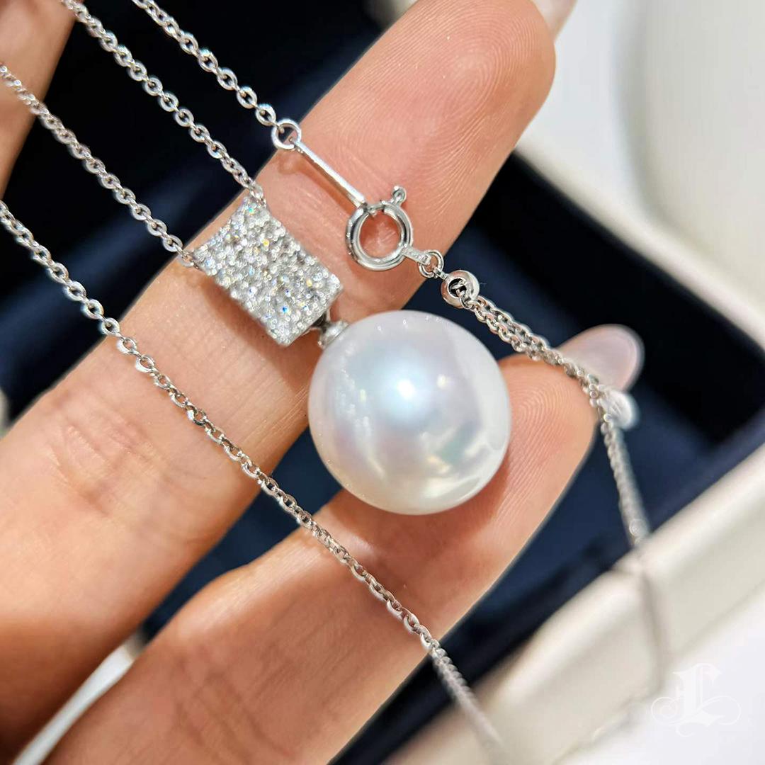 Collana con ciondolo di perle e diamanti Phoenix certificati in vendita 3