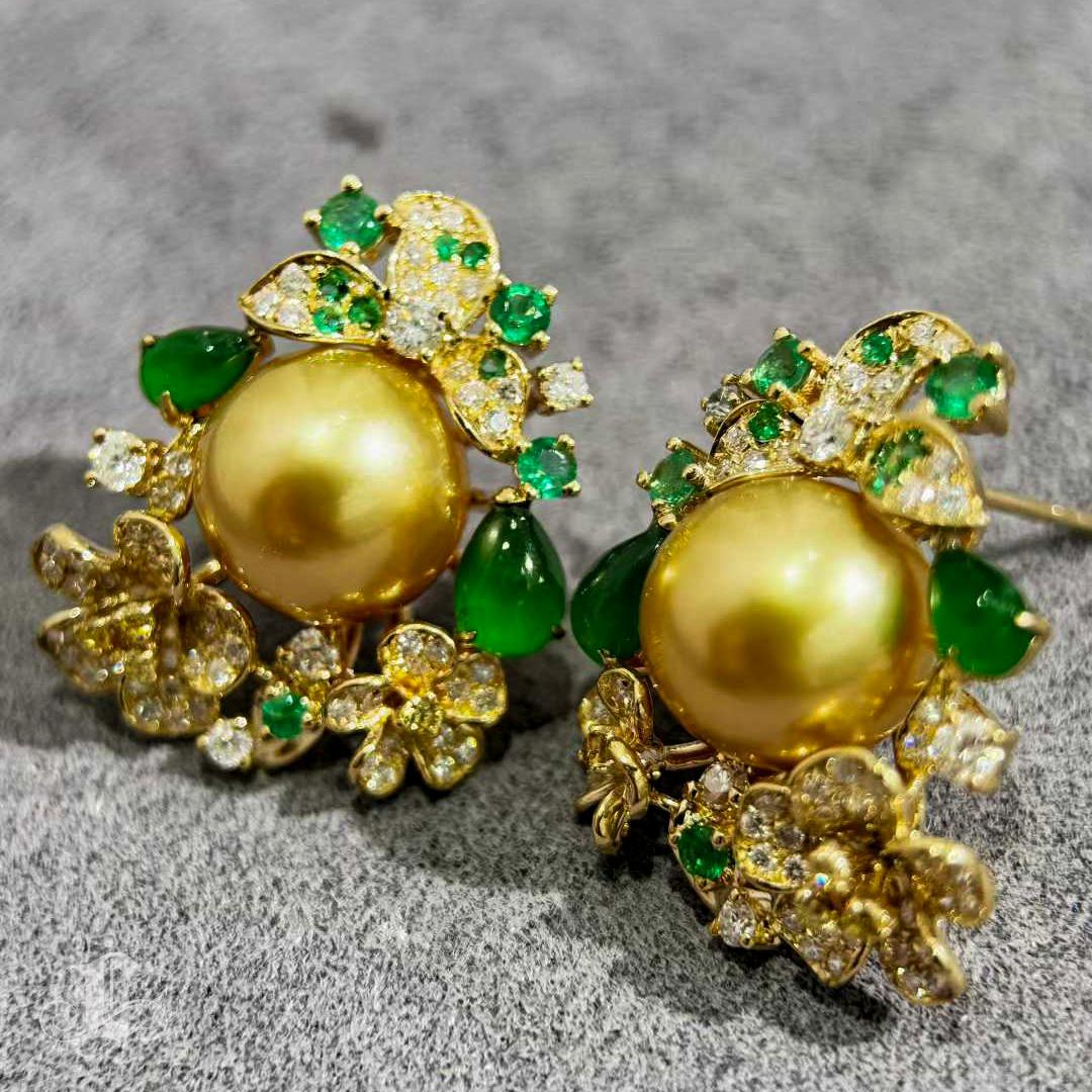 The Royal Diamond - Orecchini con perle dorate dei mari del sud, diamanti e smeraldi In condizioni Nuovo in vendita a New York, NY