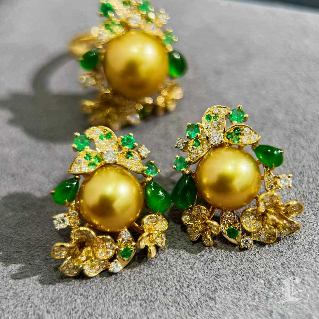 The Royal Diamond - Orecchini con perle dorate dei mari del sud, diamanti e smeraldi in vendita 1