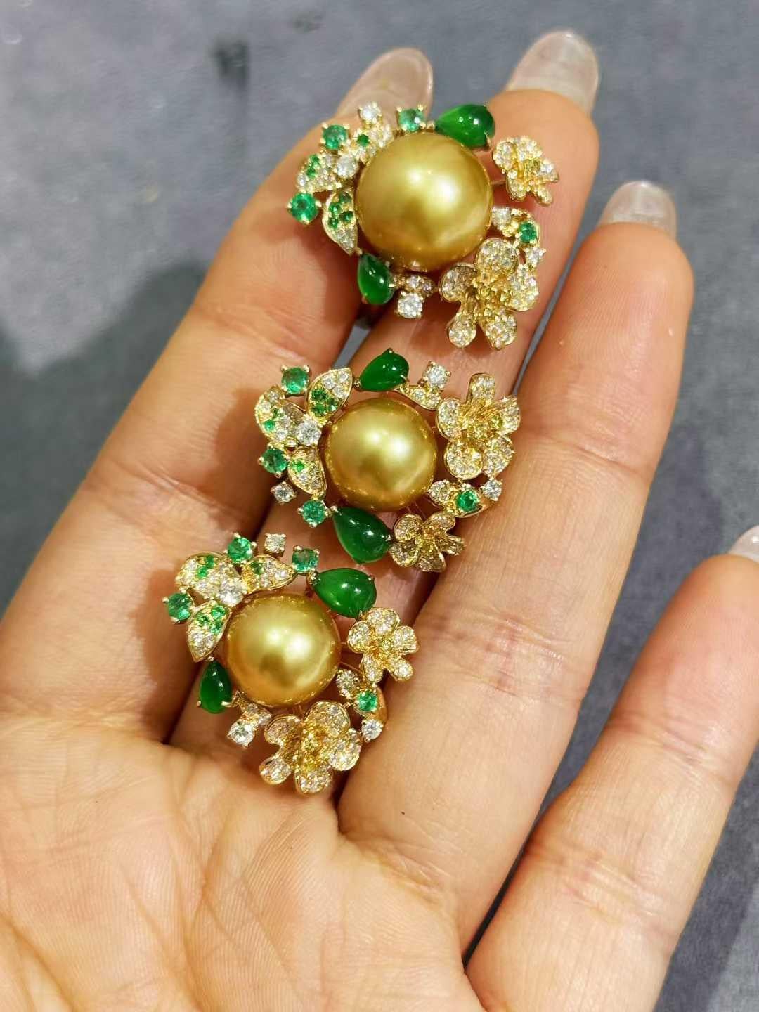 The Royal Diamond - Orecchini con perle dorate dei mari del sud, diamanti e smeraldi in vendita 2