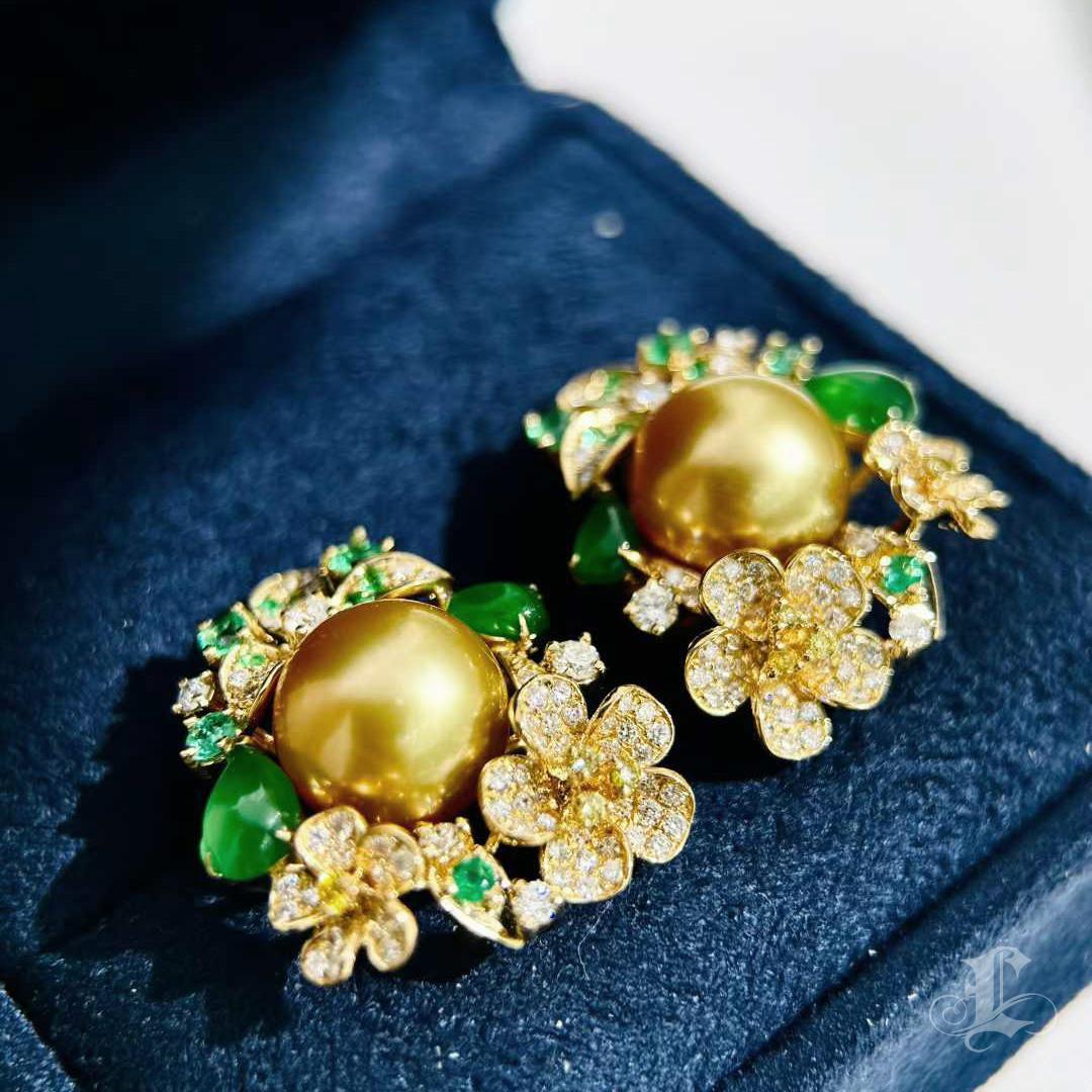 The Royal Diamond - Orecchini con perle dorate dei mari del sud, diamanti e smeraldi in vendita 4