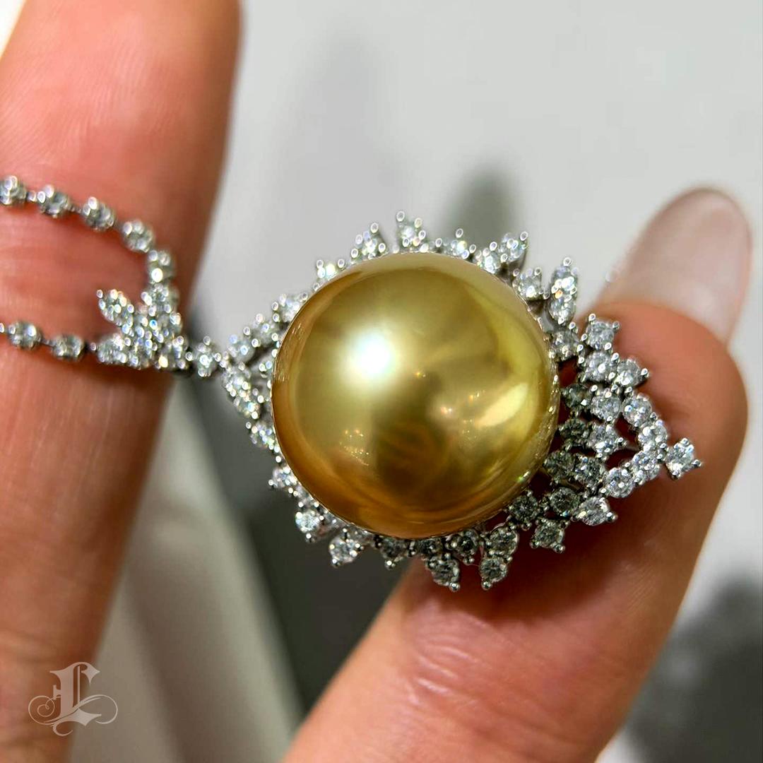 Corona Radiosa - Ciondolo di diamanti con perle dei mari del sud dorate in vendita 5