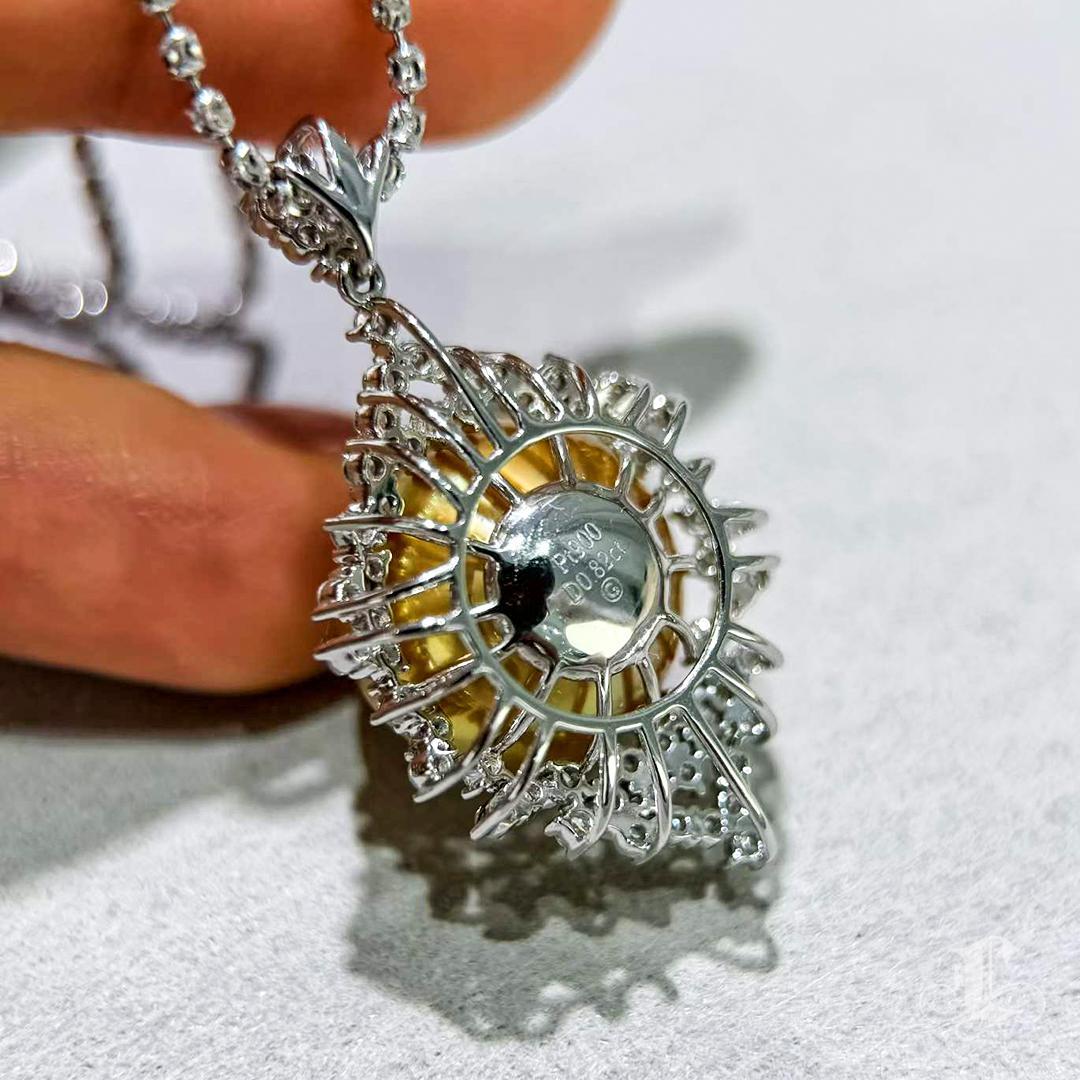 Corona Radiosa - Ciondolo di diamanti con perle dei mari del sud dorate in vendita 6