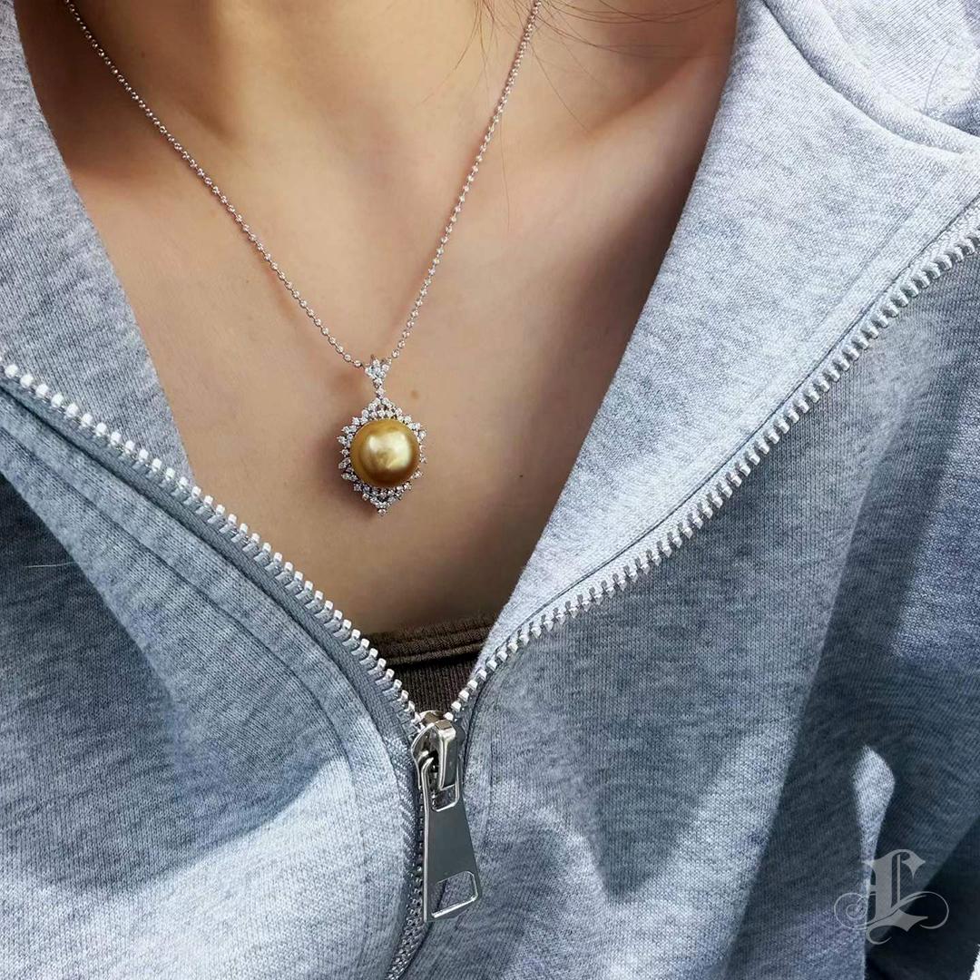 Grezzo Corona Radiosa - Ciondolo di diamanti con perle dei mari del sud dorate in vendita