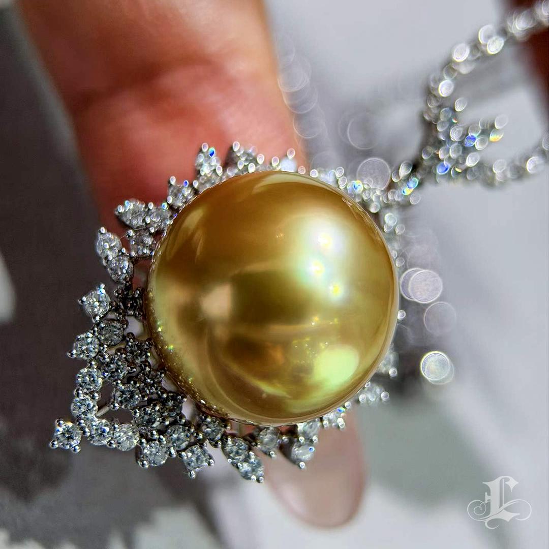 Donna Corona Radiosa - Ciondolo di diamanti con perle dei mari del sud dorate in vendita