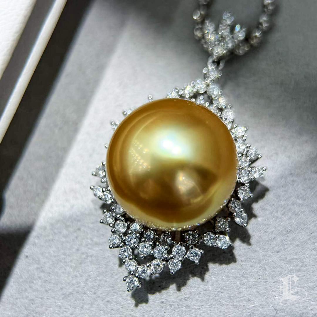 Corona Radiosa - Ciondolo di diamanti con perle dei mari del sud dorate in vendita 1