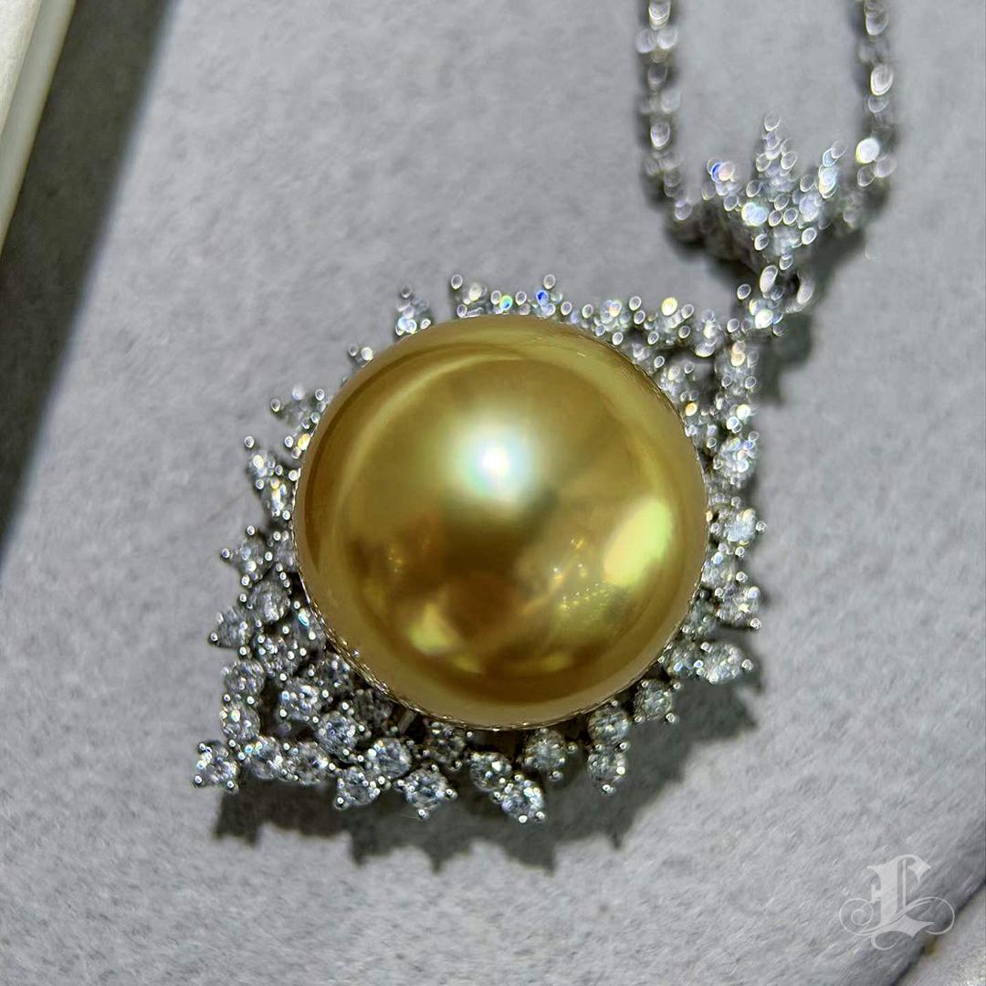 Corona Radiosa - Ciondolo di diamanti con perle dei mari del sud dorate in vendita 2