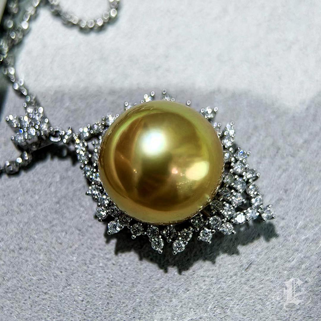 Corona Radiosa - Ciondolo di diamanti con perle dei mari del sud dorate in vendita 3