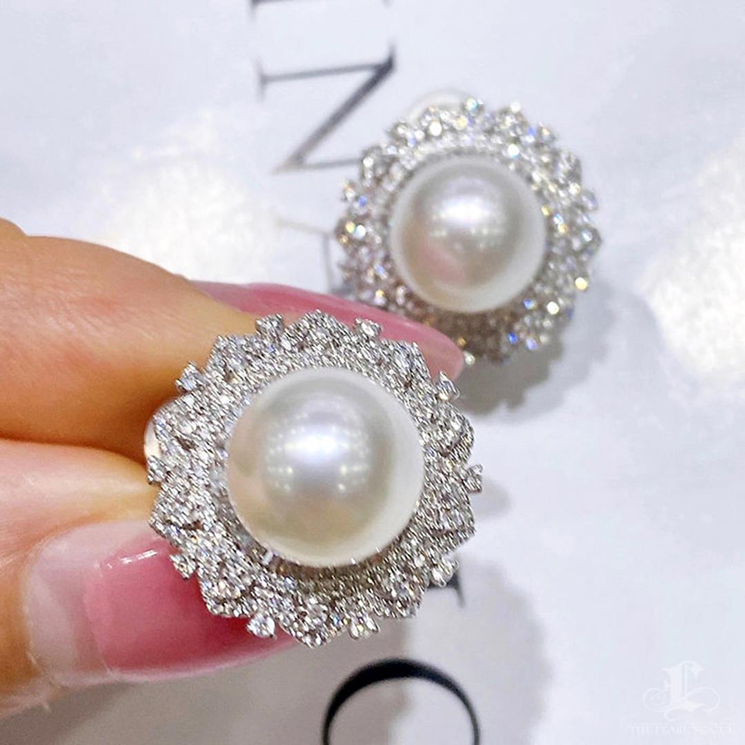 【Crown Radiance】Südseeperlen & Diamant-Pavé-Ohrringe im Angebot 5