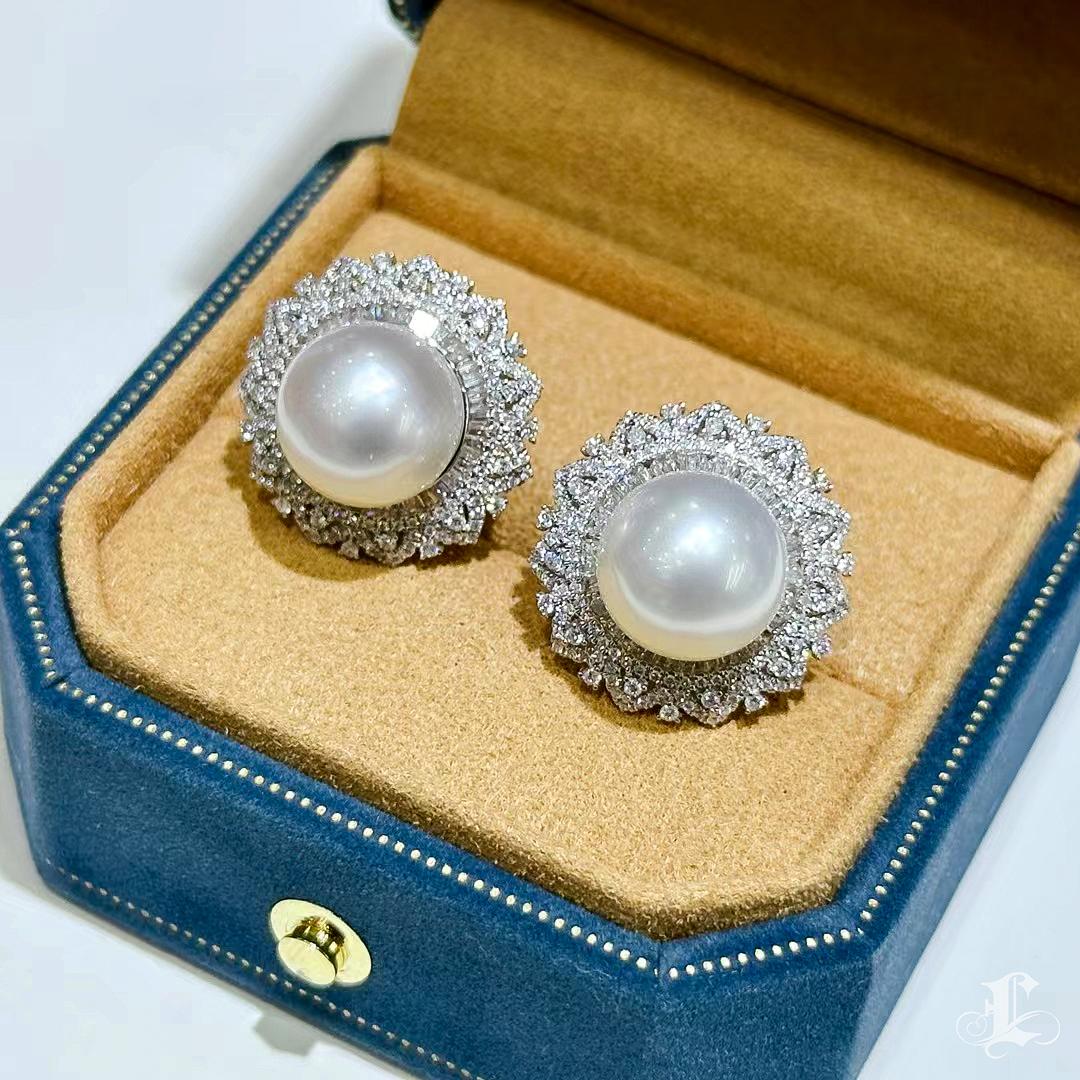 【Crown Radiance】Südseeperlen & Diamant-Pavé-Ohrringe im Zustand „Neu“ im Angebot in New York, NY