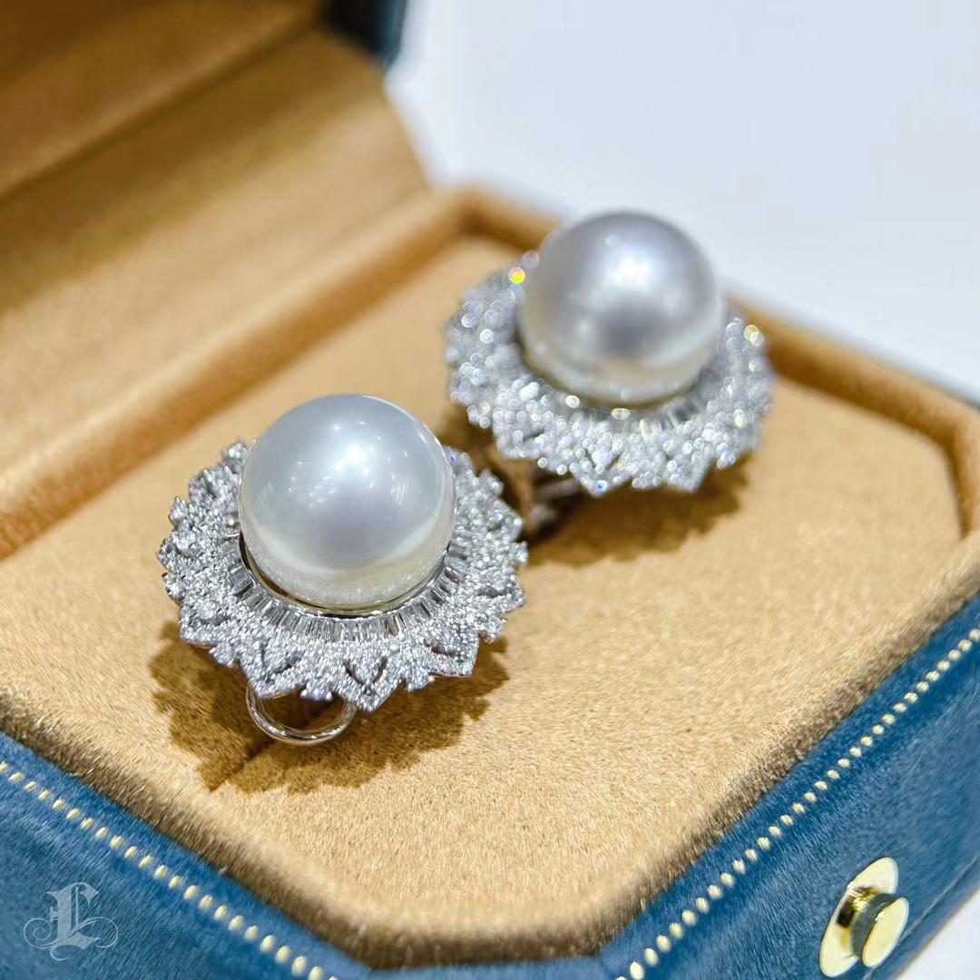 【Crown Radiance】Südseeperlen & Diamant-Pavé-Ohrringe im Angebot 1