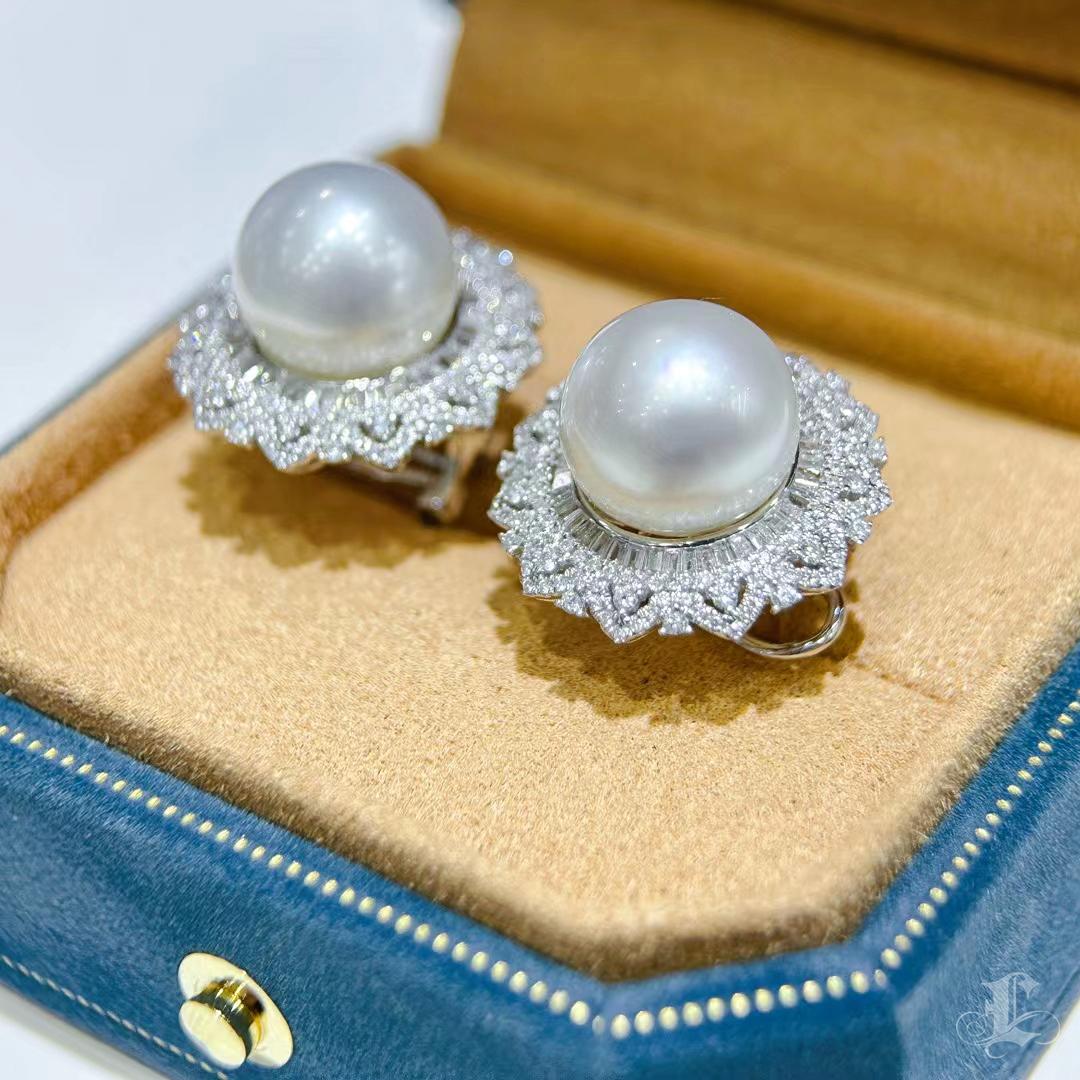 【Crown Radiance】Südseeperlen & Diamant-Pavé-Ohrringe im Angebot 2
