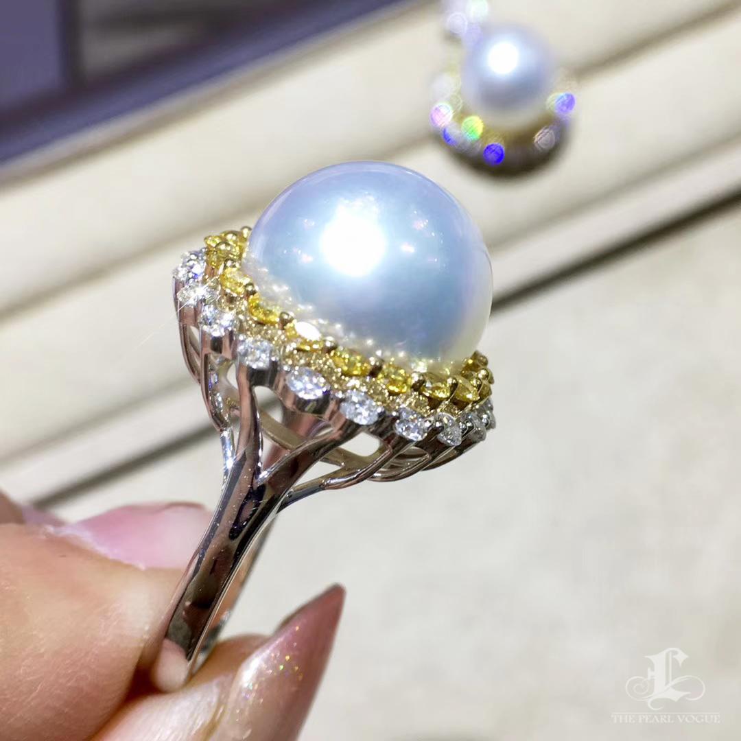 Ciondolo e anello con perle dei mari del sud e dado bianco e giallo. in vendita 5