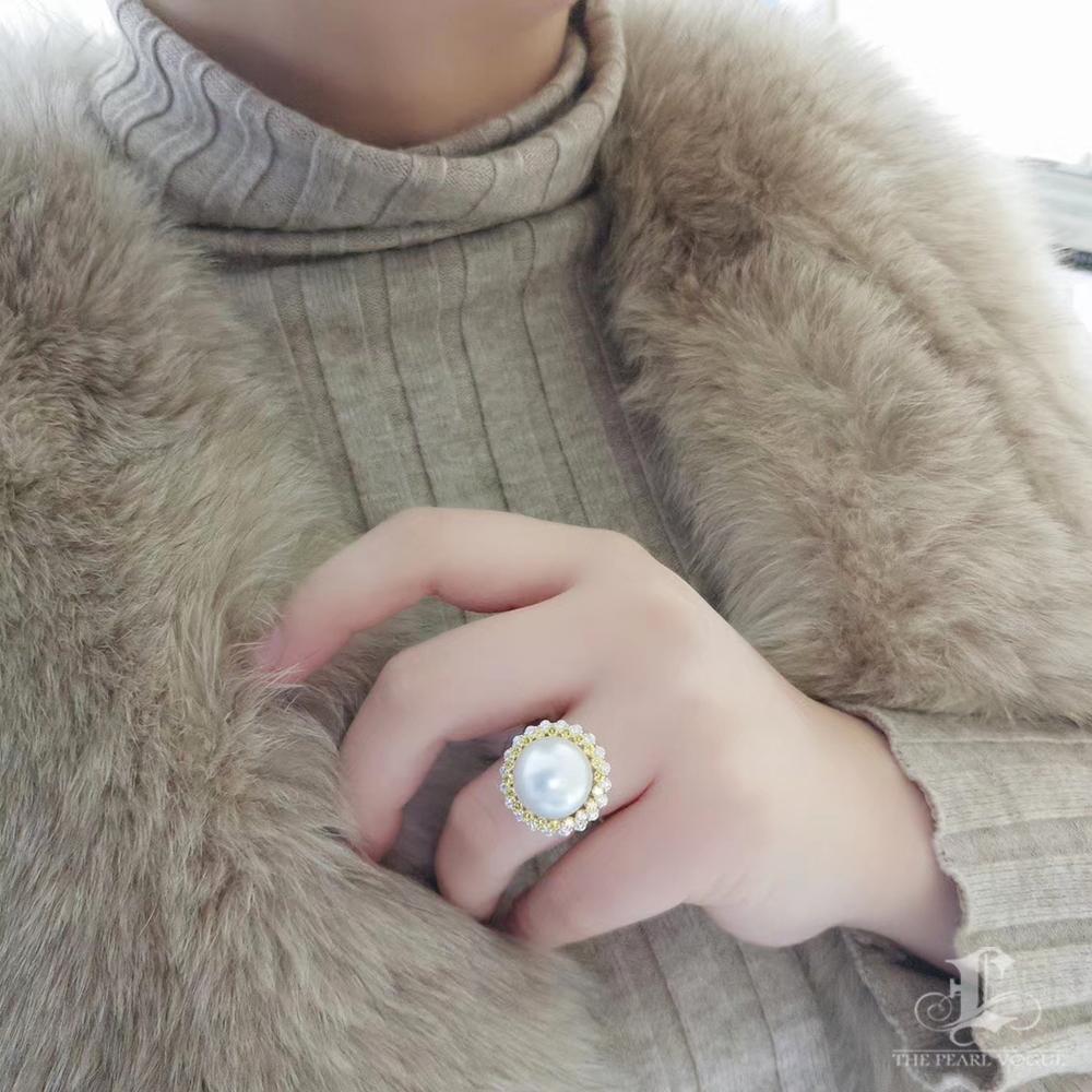 Ciondolo e anello con perle dei mari del sud e dado bianco e giallo. In condizioni Nuovo in vendita a New York, NY