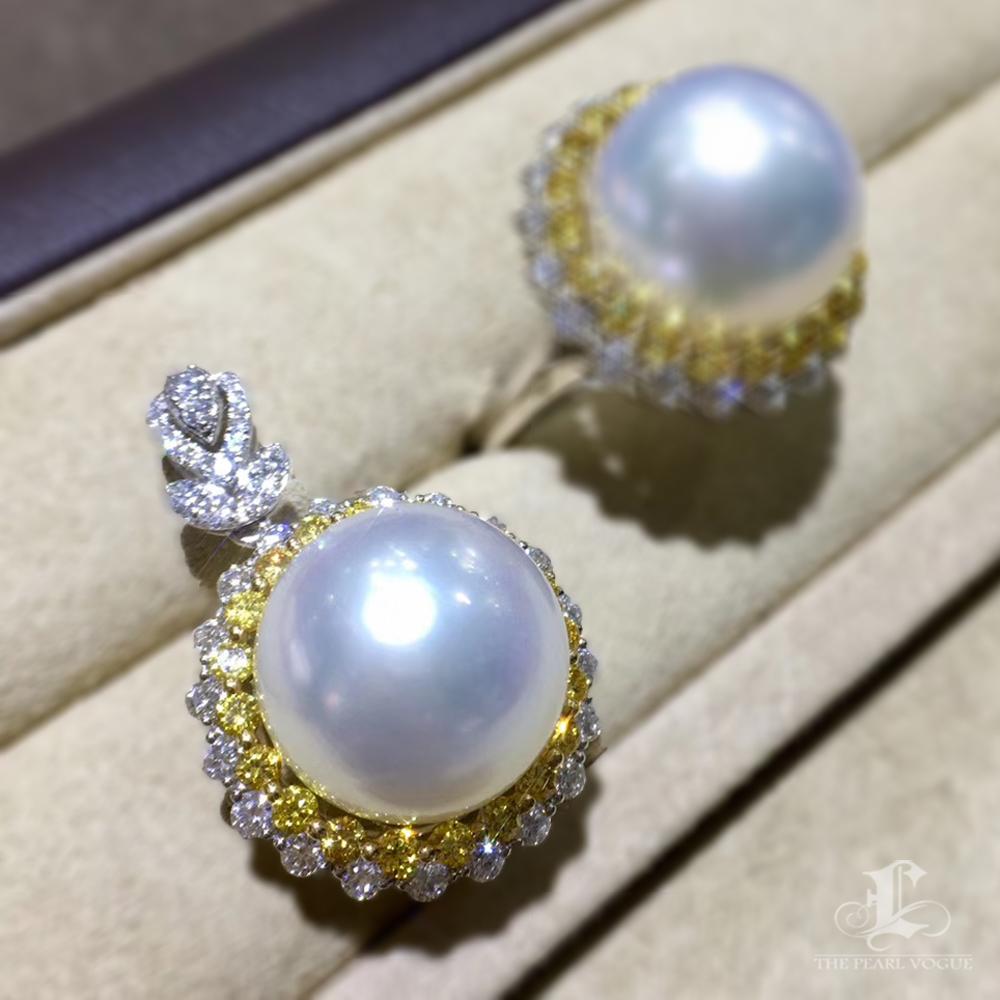 Donna Ciondolo e anello con perle dei mari del sud e dado bianco e giallo. in vendita